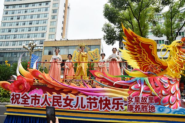 女兒節(jié)鳳凰彩車